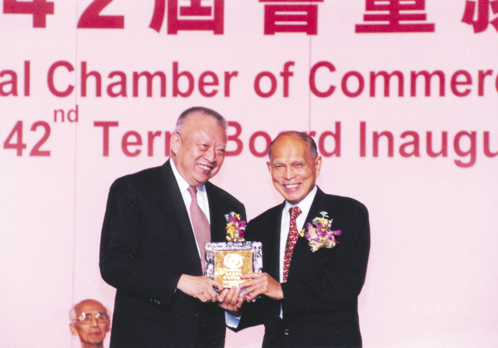 霍英東博士捐千萬為慈善